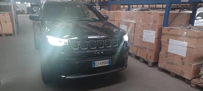 UN AUTOVEICOLO JEEP COMPASS PHEV TARGATO GJ599AB, TELAIO ZACPJFCW2ML1BBH1, IMMATRICOLATO IL 28.01.2022, CILINDRATA 1332, 96 KW, IBRIDO BENZINA/ELETTRICO. SUL MEZZO GRAVA UN FERMO AMMINISTRATIVO. IL MEZZO E' PROVVISTO DI LIBRETTO, SPROVVISTO DI CDP. KM CIRCA 38'900, PROVVISTO DI DUE CHIAVI. SONO PRESENTI  VARIE ABRASIONI SU PARTE DELLA CARROZZERIA  