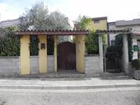 Piena proprietà del villino a schiera in Atella e locale...