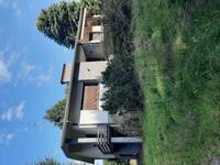 Villa singola della superficie commerciale di circa mq. 367,00 posta al piano seminterrato, terra, primo attorniata da un’area esterna adibita a viali pavimentati e giardino piantumato