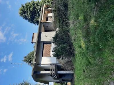 Villa singola della superficie commerciale di circa mq. 367,00 posta al piano seminterrato, terra, primo attorniata da un’area esterna adibita a viali pavimentati e giardino piantumato
