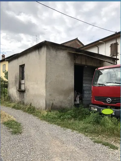 Box ad uso autorimessa con adiacente area urbana censita al foglio 3,...