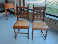 N. 2 sedie in legno color noce con seduta in rattan