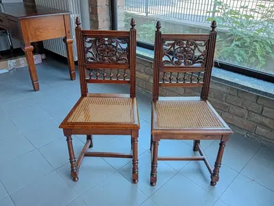 N. 2 sedie in legno color noce con seduta in rattan
