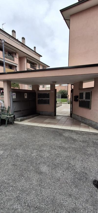 LOTTO 2)  BOX DOPPIO di 30 mq al piano S1 in complesso condominiale recintato e con cancello carraio sito in Pero (MI) Via degli Orti 13 - Scala B. Il Box doppio si trova alla fine dell’ampia e luminosa rampa di accesso. 