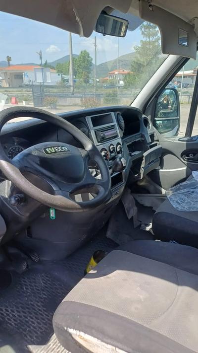 Iveco Daily terza generazione post-restyling 2006 (produzione fino 2014), motorizzazione 2.3 HPI. Sigla35C11 indica portata 3,5 tonnellate con 106 CV. Allestimento furgone isotermico con cella coibentata diterzista e gruppo frigorifero superiore carenato. Livrea su fiancate e portellone posteriore.