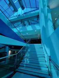 Multisala cinematografica, ubicata ai piani secondo e terzo di un fabbricato a quattro elevazioni fuori terra oltre piano interrato, adibito a centro commerciale. Composta al piano secondo da 11 sale cinematografiche, mentre al piano terzo da 2 sale per la proiezione dei film. Superficie netta complessiva 5.979,23 mq.