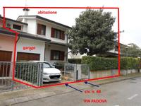 Facente parte di un fabbricato residenziale a schiera,...