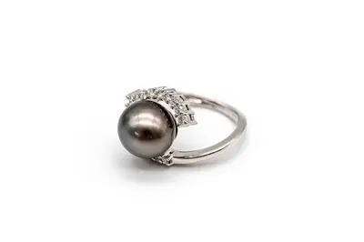 Anello ed orecchini in oro bianco con perla e diamanti (Lotto 277)