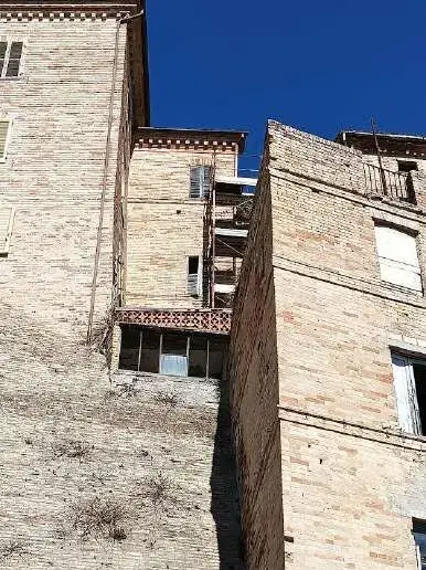 Fabbricato residenziale sito in Comune di Montappone, in centro storico, Via Palazzo n. 13 costituito da una unità abitativa a schiera con sviluppo su più livelli, senza ascensore. 