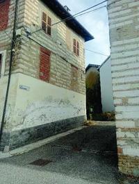 Fabbricato ad uso abitativo con relativa area cortilizia...