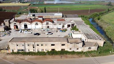 Complesso immobiliare, in disuso e fatiscente, con annessa corte di pertinenza della superficie, tra coperto e scoperto di mq. 10.029 circa. L’area è ingombra di rifiuti speciali e pericolosi, la cui spesa per rimozione e smaltimento è a carico dell’acquirente. Sui beni in vendita è stato disposto un sequestro preventivo ex art 321 c.p.p. dalla Guardia di Finanza Gruppo di Latina su delega dell’A.G. 