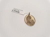 (Lotto n.1802) un ciondolo ovale in oro giallo 18 kt con...
