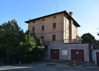 Abitazione con negozio e due garage a Castelvetro di...