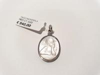 (Lotto n.1803) un ciondolo ovale in oro bianco 18 kt con...