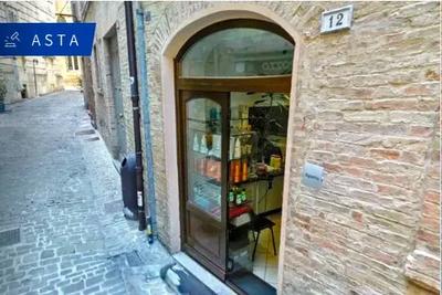 Bottega a Macerata (MC), via Cesare Costa 12. Centro storico a traffico...