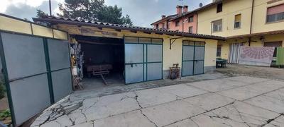 Due autorimesse al piano terra