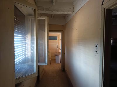 Proprietà di 5/8 di immobile avente in parte destinazione d’uso residenziale, in parte terreno edificabile. L’unità immobiliare risulta essere un’abitazione di corte priva di impianto di riscaldamento e con impianto elettrico solamente al piano terreno privo delle necessarie certificazioni per rendere l’immobile abitabile. 