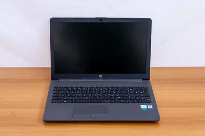 Lotto composto da: -HP 250 G7 colore nero privo di hard-disk ( Lotto 12 )-n. 9 Telefoni mod. Innovaphone + n. 1 cordless Gigaset ( Lotto 31 )-HP V1405-16G desktop switch ( Lotto 32 )-Lotto composto da cablaggi vari, firewall. ( Lotto 16 )