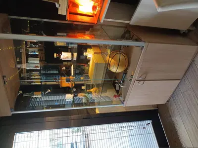 mobiletto copritermosifone in legno, 3 tavoli quadrati con basi in metallo, 3 sedie in pelle