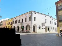 Piena proprietà per la quota di 1/1 di abitazione su più...