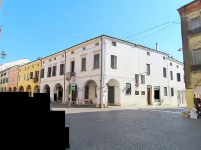 Piena proprietà per la quota di 1/1 di abitazione su più livelli inserita su...