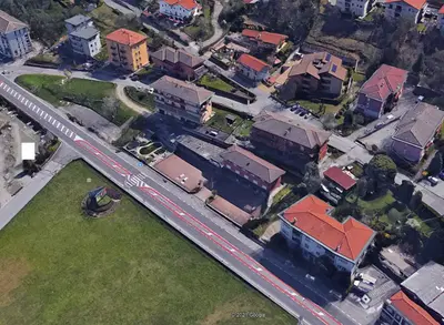 LOTTO 2A: Il lotto è composto da un immobile a destinazione commerciale, con aree esterne e lastrico solare di pertinenza che  fanno parte di un complesso edilizio a destinazione commerciale e turistico-ricettivo situato nella zona sud-ovest del territorio del Comune di Tavernerio