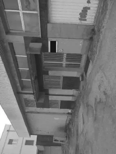 Piena proprietà di fabbricato urbano ad uso uffici dotato di n. 1 garage,Trattasi di una porzione al piano terra e primo di un fabbricato costituito originariamente da un capannone adibito a magazzino, attualmente trasformato in uffici, con accesso dalla pubblica via con ampio piazzale di uso comune. Libero