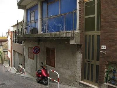 Diritti di piena proprietà di intera casa cielo/terra composta da:- Appartamento ad uso civile abitazione sui piani seminterrato, terra, primo e secondo, della consistenza catastale complessiva di...