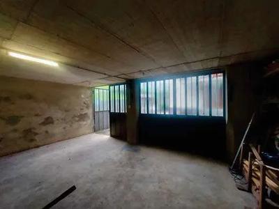 appartamento con accesso indipendente su due piani composto al piano sottostrada di zona giorno, soggiorno, piccola cucina, vano scala interno, disimpegno e due locali ciechi: bagno/lavanderia e ripostiglio/cantina, al piano terra di zona notte con disimpegno, un locale guardaroba, una camera da letto con balcone e un servizio igienico, nonchè autorimessa
