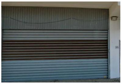 Locale Negozio ubicato a Pomezia (RM) - via Laurentina 151, interno B, piano T con accesso da piazzale antistante con parcheggi.Identificato al catasto Fabbricati - Fg. 36, Part. 1588, Sub. 525, Categoria C1.L'immobile viene posto in vendita per il diritto di Proprietà (1/1)Si presenta in buono stato di conservazione. Sull’immobile grava una servitù, in realtà esistente sull'intero fabbricato, e riguarda l'accesso al pianosuperiore tramite n.10 rampe di scale.