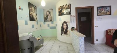 Laboratorio al piano 1 int. 2, adibito a parrucchiere ed estetista, con ampio ingresso con sala d’aspetto, bagno finestrato con wc, bidet, lavabo e vasca.