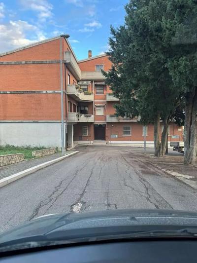 Appartamento al piano secondo, interno dieci, composto di ingresso, cucinino, soggiorno, ripostiglio, disimpegno, due camere, bagno e balcone per una superficie complessiva coperta di circa 92 mq.Presente impianto di riscaldamento, idrico e fognante, impianto elettrico sottotraccia, di impianto di condizionamento con 1 split a parete, di impianto videocitofonico, e antenna per la televisione. Lo stato di conservazione e manutenzione generale dell’immobile è buono. Classe Energetica “E”.
