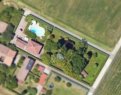 Piena ed esclusiva proprietà di villa bifamiliare con ampio parco e piscina, due autorimesse e dependance