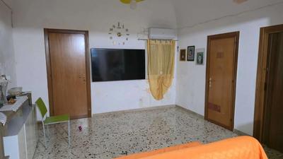 Piena proprietà per la quota di 1/1 di un appartamento ubicato in Trapani, via del Mandorlo n. 40, composto da: ingresso, cucina, bagno, servizio igienico e due camere da letto. L’immobile è sito al pian terreno di un maggior edificio a più elevazioni, è costituito da due corpi di fabbrica autonomamente censiti e versa in pessime condizioni di conservazione.  