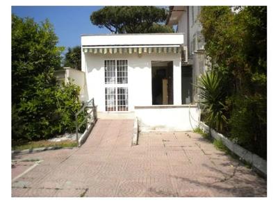 Quota pari a 1/2 di piena proprietà dell'appartamento ad uso abitazione al...