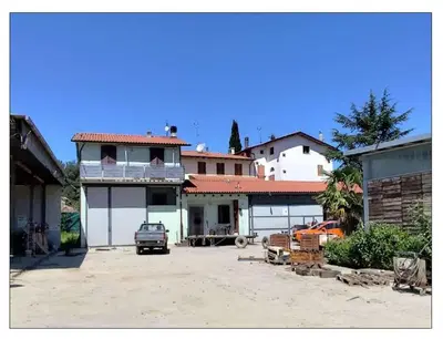 Immobili costituiti da un fabbricato ad uso promiscuo, abitativo e rimesse con riconoscimento dei requisiti di ruralità, elevato su due piani fuori terra, un fabbricato ad uso forni per essiccazion...
