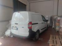 Autocarro Ford Transit CourierPer visionare la...