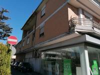 Appartamento ubicato nel Comune di Alba Adriatica (TE), in viale Della Vittoria n. 57. L'immobile è disposto al piano secondo di palazzina residenziale a maggiore consistenza. Lo stesso, risulta costituito da ingresso, soggiorno, cucina, un bagno, un wc, un ripostiglio, due camere e due balconi per una superficie complessiva lorda di 110,00 mq circa. 