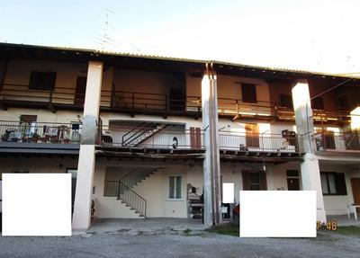 Casa di corte terra-cielo (1000/1000), mq 83,61, 3 livelli, piano T soggiorno, angolo cottura e portico; al piano 1 un vano abitabile, bagno, disimpegno e portico; al piano 2 vano accessorio, disimpegno e vano sottotetto. IL TRIBUNALE DI MONZA NON HA CONFERITO ALCUN INCARICO AD ALCUNA AGENZIA IMMOBILIARE PER LE INFORMAZIONI E L'ASSISTENZA ALLA PARTECIPAZIONE ALL'ASTA DEI BENI IMMOBILI E’ POSSIBILE RIVOLGERSI AL POLO INFORMATIVO ISTITUZIONALE DELLE VENDITE GIUDIZIARIE PRESSO L’I.V.G. DI MONZA