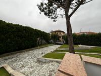 Abitazioni in villini con annesse due autorimesse