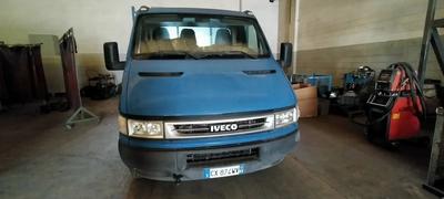 LOTTO 1: Furgone IVECO Daily 35C9 2.8TDI Cabinato di colore BLU con cassone...