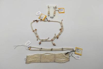 n. 3 braccialetti - n. 1 paio di orecchini - n. 1 collana con perle bianche e parti in argento (lotto 398)