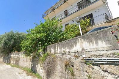 Nuda proprietà di appartamento arredato con terreno a...