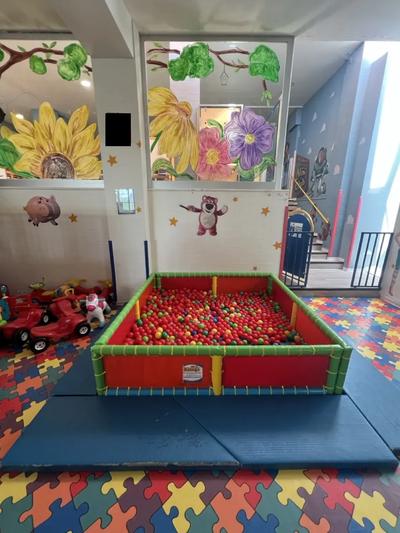 Piscina per ludoteca, struttura in plastica colorata a forma quadrata colorata blu, rosso e verde con 100 palline colorate all’interno. Valore di € 1.500,00.