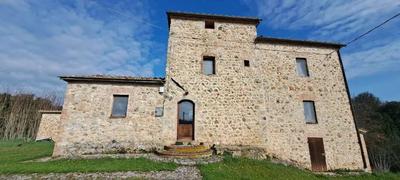 LOTTO 1 Piena proprietà di compendio a destinazione mista (residenziale/agricola) in Monteriggioni (SI) Strada di Santa Colomba n. 5, costituito da unico corpo fondiario della superficie di circa 11,94 ettari. I fabbricati sono abitazione in edificio indipendente (cat. A/7) di circa 165 m2 e laboratorio (cat. C/3) di circa 35,6 m2 netti, adiacenti e con ampio resede di circa 2.000 m2 oltre a circa 11,71 ha di seminativi, bosco e piccolo oliveto di circa 50 piante.