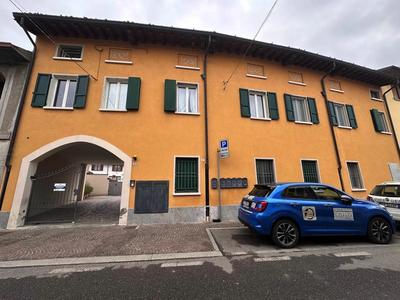 LOTTO COSTITUITO DA UN APPARTAMENTO E DA UN POSTO AUTO SITI NEL COMUNE DI TRENZANO (BS) e precisamente: un appartamento e un box nel Comune di Trenzano (BS), via San Gottardo 7/E, identificati al NCEU di detto Comune e, rispettivamente, al fg. 12, mapp. 97, sub. 10, cat. A2, classe 5, consistenza 3,5 vani, piano 2 ed al fg. 12, mapp. 97, sub. 16, cat. C6, classe 1, consistenza 12 mq, piano terra attualmente occupato senza titolo
