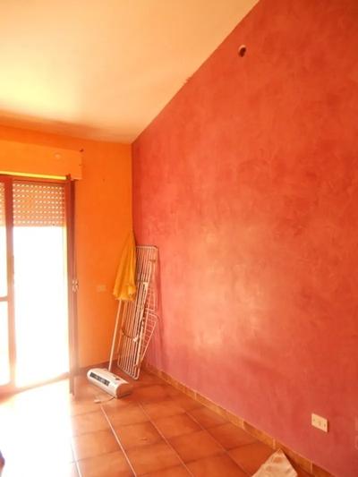 Appartamento su due livelli con ingresso indipendente e corte esclusiva al piano terra.