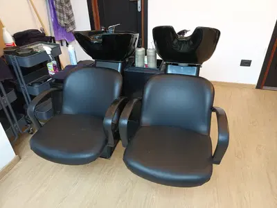 2 postazioni shampoo, 3 sedute con specchiera e pensile, 2 postazioni specchio