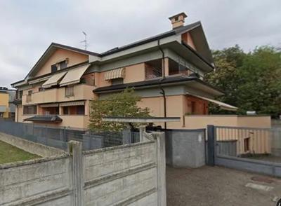 Appartamento posto al piano rialzato composto da cucina, tre locali, due bagni e ampio terrazzo con annessi vano cantina e pertinenziale box auto siti al piano seminterrato.