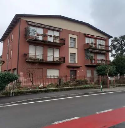 appartamento al piano terra con corte comune composto da ingresso, cucina, pranzo, bagno, disobbligo per ripostiglio e due camere, esposto a est-nord-ovest di superficie lorda di mq. 97,50. L'unità...